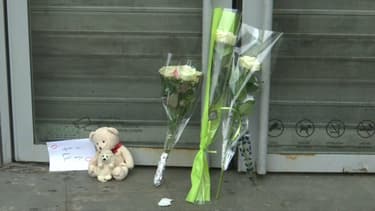 Des fleurs déposées devant le centre commercial à Argenteuil