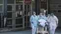 Le personnel soignant de l'hôpital de Mulhouse évacue un patient contaminé au coronavirus, le 17 mars 2020