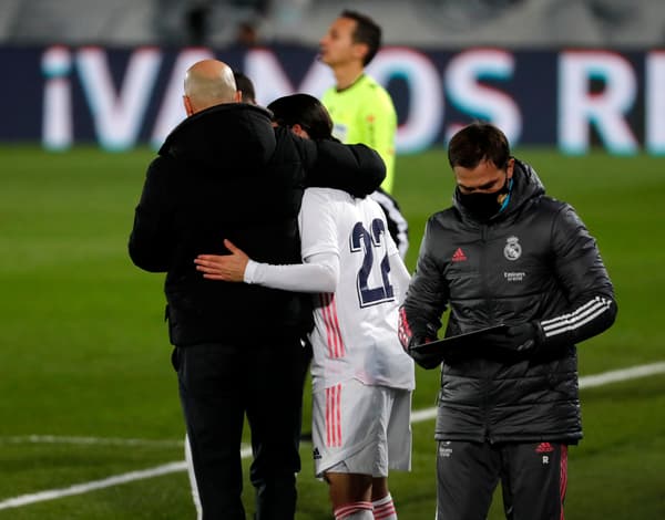 Zinedine Zidane et Isco de dos