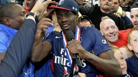 Blaise Matuidi célèbre ce quatrième titre avec les supporters du PSG