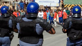 La police sud-africaine a tiré des balles en caoutchouc sur des ouvriers agricoles en grève sauvage en Afrique du Sud.