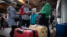 Des Ukrainiens arrivés depuis Moldova à l'aéroport de Bordeaux à Mérignac, le 21 avril 2022