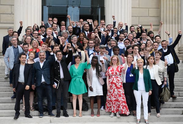 Les 72 députés LFI posent pour une photo de famille avec Jean-Luc Mélenchon sur les marches du Palais-Bourbon, le 21 juin 2022. 