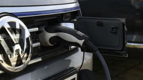 Elle est souvent présentée comme ‘LA’ solution à la pollution, et désormais au prix élevé du carburant, mais la voiture électrique est-elle plus vertueuse que ses cousines thermiques ?