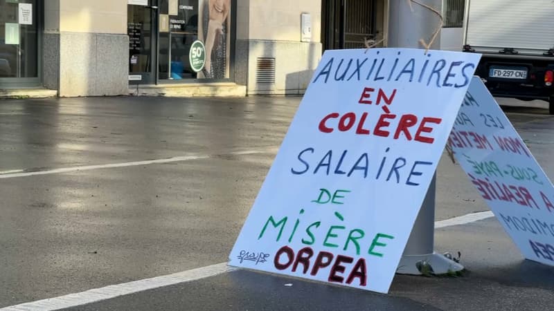 Les auxiliaires de vie sont mobilisées devant l'agence Domidom de Caen.