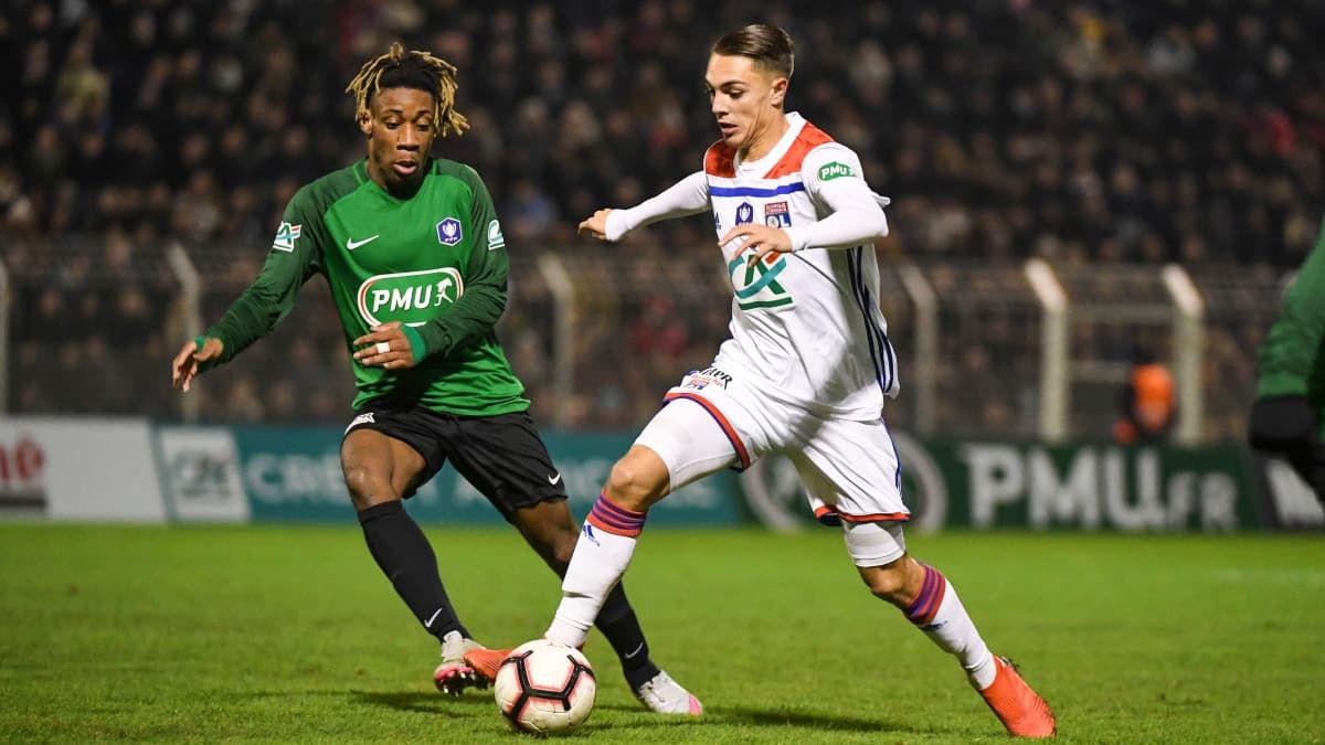 Maxence Caqueret (en blanc) lors de ses débuts professionnels avec l'OL en janvier 2019 face à Bourges en 32e de finale de la Coupe de France