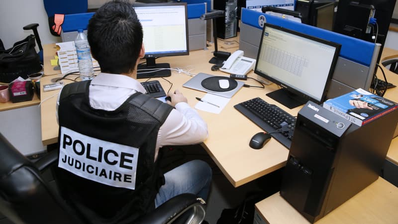 Un policier judiciaire en charge de la cybercriminalité, sur la plateforme Pharos.