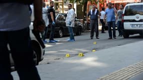 Des enquêteurs inspectent les lieux du meurtre d'un policier turc à Diyarbakir
