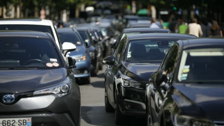 Des VTC dans une rue de Paris, le 29 mai 2021