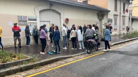 Des parents réunis devant l'école élémentaire Lumières, à Lyon, pour dénoncer le manque d'AESH.