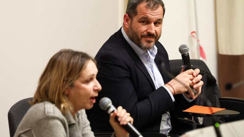 L'ancien joueur de rugby et nouveau président de la Commission indépendante française sur l'inceste et les abus sexuels sur enfants (Ciivise), Sébastien Boueilh regarde la médecin légiste et pédiatre française Caroline Rey-Salmon, à Paris, le 5 février 2024.