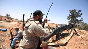 Rebelles libyens sur la ligne de front près de Misrata, dans l'ouest du pays. Les Occidentaux et les représentants de plusieurs pays arabes, réunis à Abou Dhabi, aux Emirats arabes unis, ont promis plus d'un milliard de dollars de financement aux insurgés