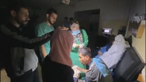 Des médecins d'un hôpital de la bande de Gaza opèrent à la lueur d'une lampe torche, novembre 2023 