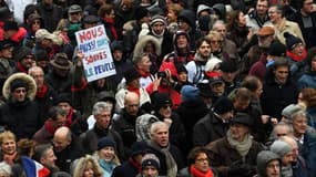 Des milliers de foulards rouges ont défilé dans Paris