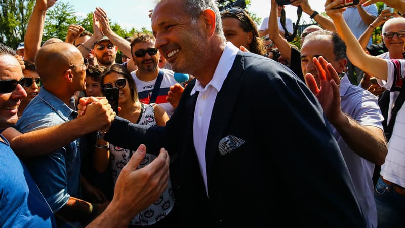 Sinisa Mihajlovic tout sourire avec les supporters de Bologne