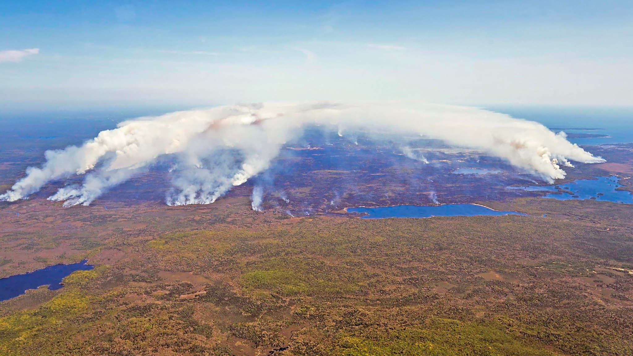 De nombreux incendies sont en cours, comme le montre cette photo aérienne. De nombreux incendies sont en cours, comme le montre cette photo aérienne.