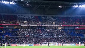 Les banderoles déployées par les supporters lyonnais lors de Lyon-Toulouse, le 7 octobre 2022.