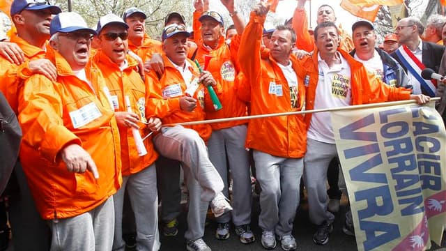 Des salariés de l'usine ArcelorMittal de Florange (Moselle), mobilisés pour obtenir un redémarrage de leurs hauts-fourneaux, sont arrivés à Paris vendredi après huit jours de marche pour réclamer l'appui des candidats à la présidentielle. /Photo prise le