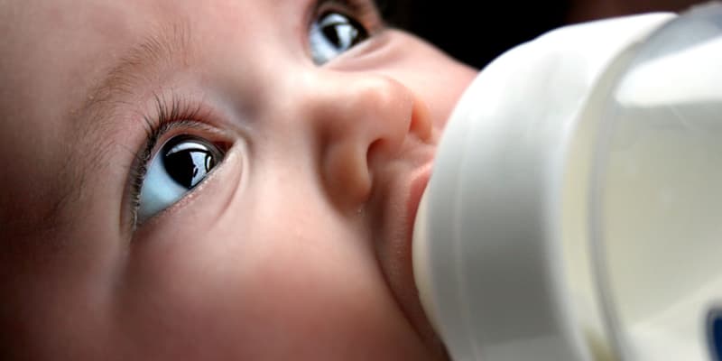 Un bébé boit au biberon (photo d'illustration) 