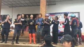 En Thaïlande, les sauveteurs venus en aide aux enfants célèbrent l'évacuation réussie de la grotte