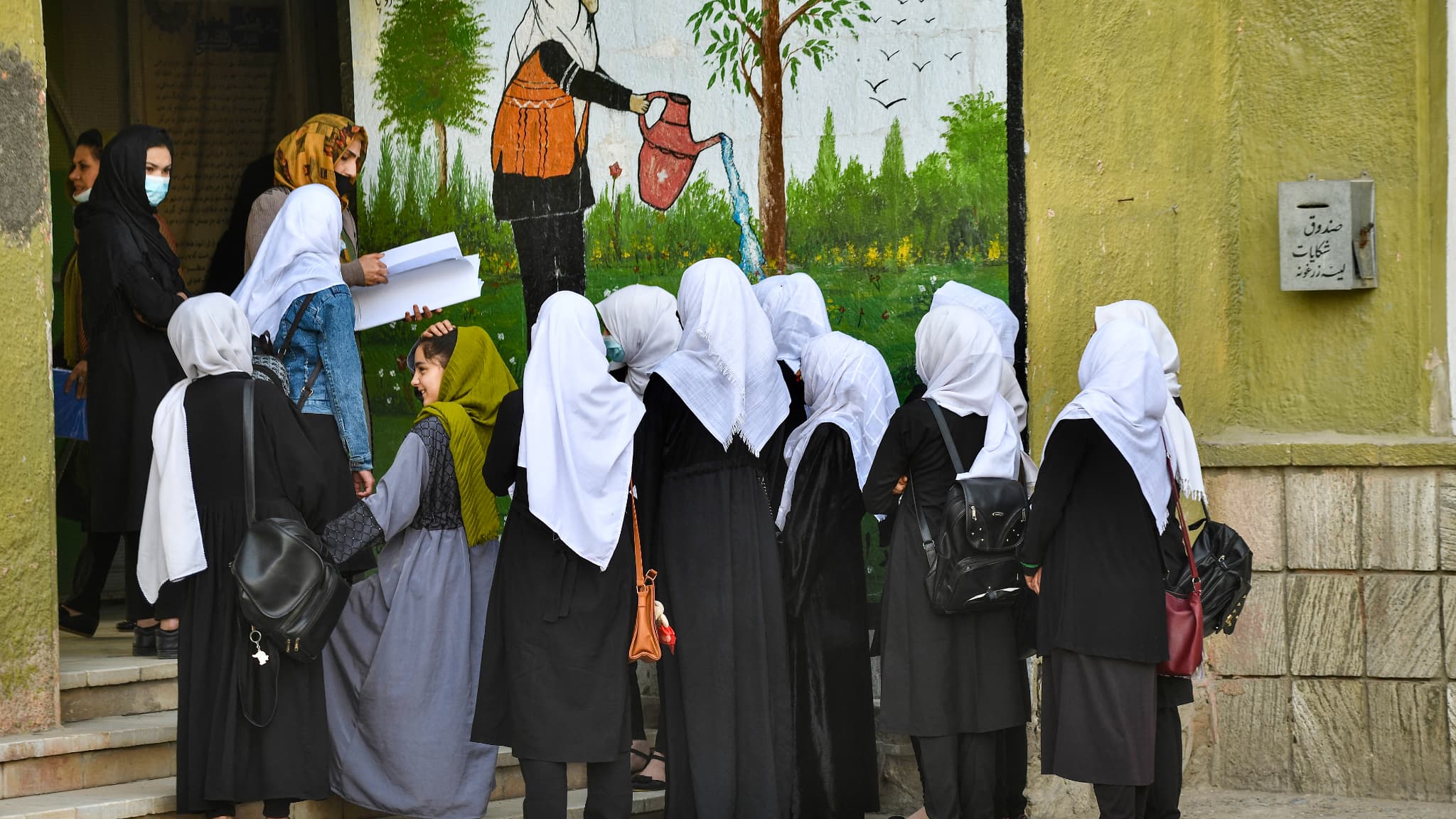 Des jeunes filles arrivent à l'école, à Kaboul, le 23 mars 2022. Des jeunes filles arrivent à l'école, à Kaboul, le 23 mars 2022.