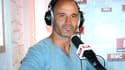 Eric Di Meco au micro dans le studio de RMC Sport