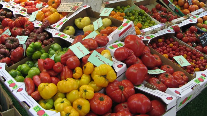 Un marché, place d'Aligre à Paris (illustration)