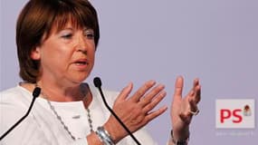 En clôture de l'université d'été de La Rochelle, le premier secrétaire du Parti socialiste Martine Aubry a assuré dimanche que la droite allait bientôt être "débordée" par les propositions du PS qui veut construire une "autre France" en 2012. /Photo prise