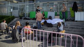Des étudiants bloquent l'université de Nanterre le 18 avril.