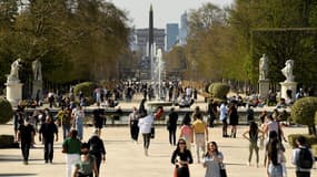 Des passants dans le jardin des Tuileries à Paris le 31 mars 2021.
