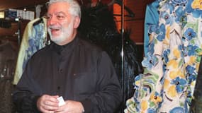 Paco Rabanne avant la présentation de sa collection de haute-couture Printemps/Eté 1999, le 20 janvier 1999 à Paris