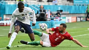 L'attaquant français Ousmane Dembélé, taclé par le défenseur hongrois Attila Fiola, lors de la 2e journée du groupe F à l'Euro 2020, le 19 juin 2021 à Budapest