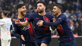 Gonçalo Ramos célèbre avec ses coéquipiers le deuxième but parisien, le 31 mars 2024.