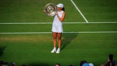 Iga Swiatek avec le trophée de Wimbledon, le 12 juillet 2025