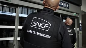 Des agents de la Sureté Ferroviaire de la SNCF à la gare de Caen le 21 octobre 2014