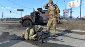 Des soldats ukrainiens près de Kharkiv, dimanche 27 février 2022