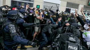 Des CRS face aux manifestants dans le cortège du 1er mai à Paris, le 1er ma 2024