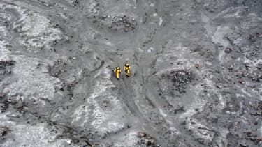 Photo aérienne diffusée le 13 décembre 2019 de deux soldats d'élite lors d'une mission de récupération des corps sur l'île volcanique de White Island