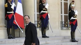 François Hollande dresse un bilan emprunt de "gravité" de sa première année à l'Elysée, dans une période de crise "exceptionnelle" qu'il dit affronter avec persévérance sans se laisser impressionner par la critique et la morosité. /Photo prise le 24 avril