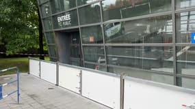 Des batardeaux installés devant la la salle de spectacles Balavoine à Arques (Pas-de-Calais). 
