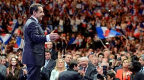 A Nice, pour son dernier meeting, Nicolas Sarkozy a appelé à la mobilisation pour faire mentir les sondages, qui placent le candidat socialiste en tête. "Rassemblez-vous, (...) venez en masse dimanche porter votre bulletin" a-t-il lancé. /Photo prise le 2