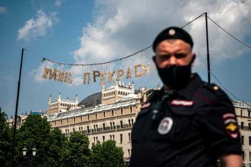 Un policier masqué à Moscou le 9 juin 2020 Un policier masqué à Moscou le 9 juin 2020