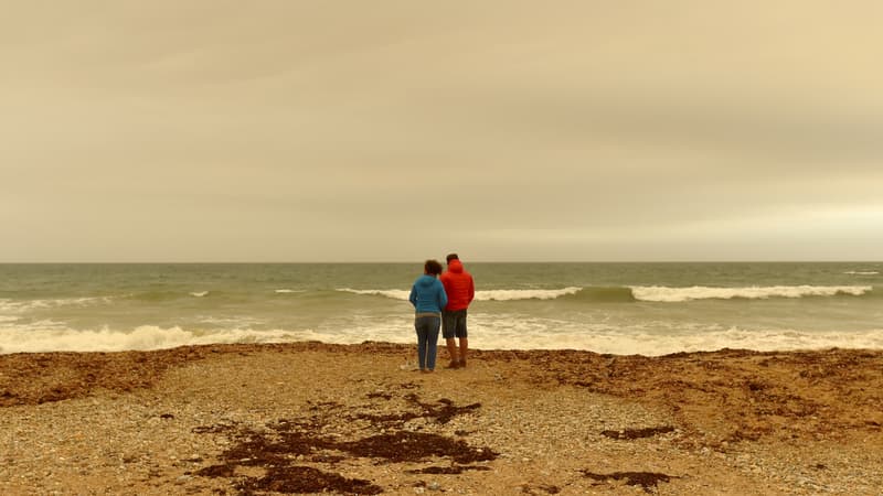 Le ciel prend une teinte ocre en raison de la présence de sable du Sahara dans l'atmosphère, le 16 octobre 2017 à Quiberon (Morbihan).