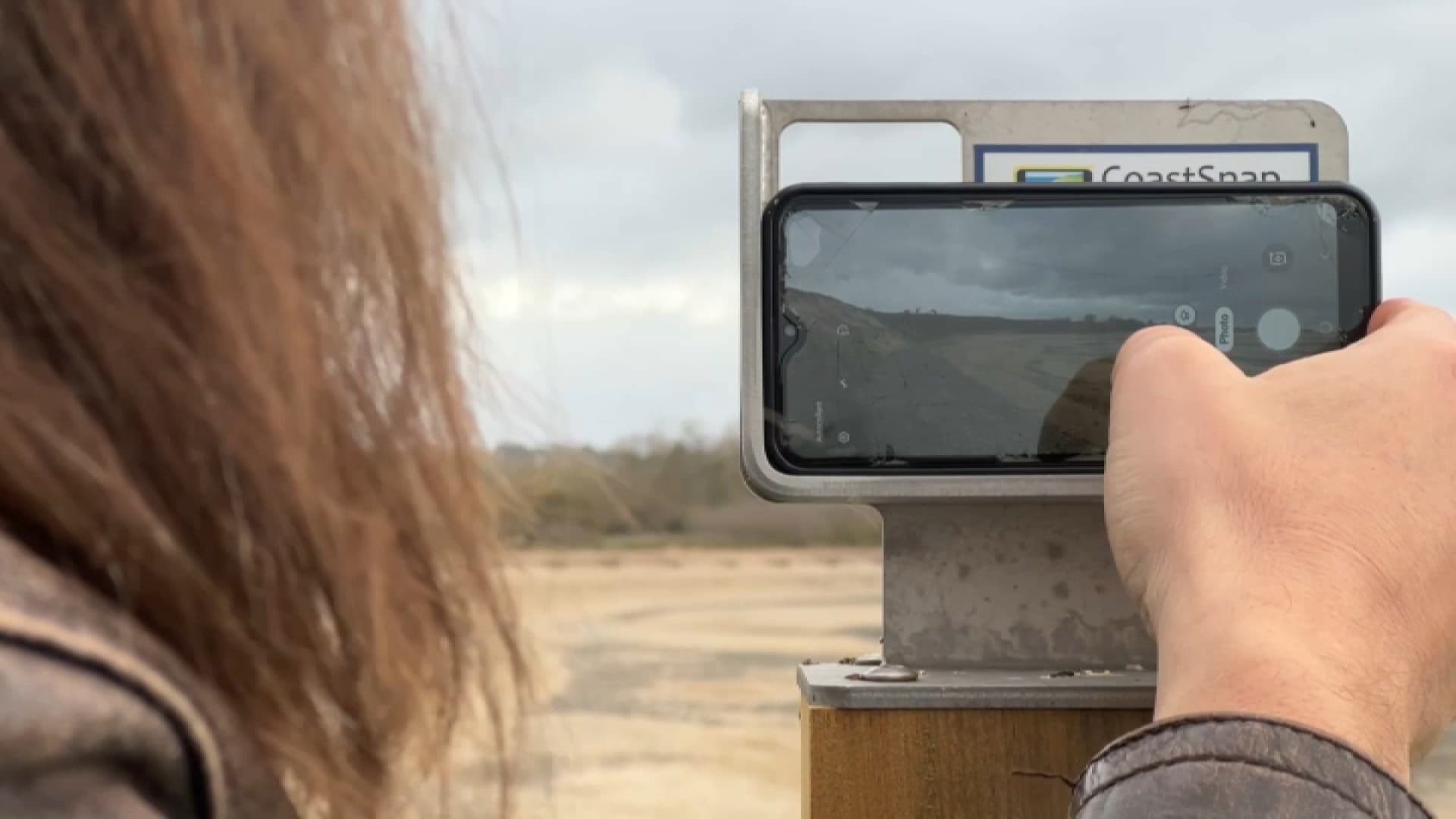 17 bornes ont été installées sur les plages manchoises pour être les yeux des scientifiques en prenant une photo sur le support et en leur envoyant le cliché en flashant un QR code.