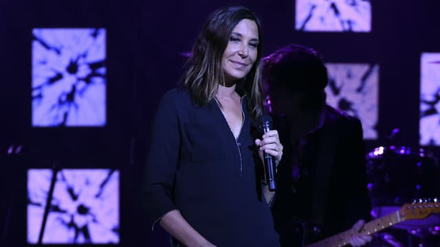 Zazie en concert sur la scène des Folies Bergère en 2016