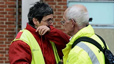 Le personnel de l'aéroport de Bruxelles, choqué, a été escorté par la police hors du bâtiment après la double explosion terroriste le 22 mars 2016.