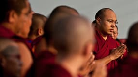 le leader spirituel tibétain Ogyen Trinley Dorje, en pleine prière le 11 novembre 2013.