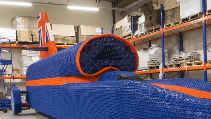 350.000 pièces ont été nécessaires pour construire cette réplique exacte grandeur nature de la Bloodhound SSC de plus de 13 mètres de long. 350.000 pièces ont été nécessaires pour construire cette réplique exacte grandeur nature de la Bloodhound SSC de plus de 13 mètres de long.