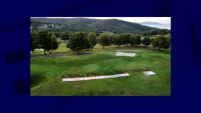 Des militants ont creusé "L'eau est bien commun" dans le golf de Bandol le 24 juin 2023.