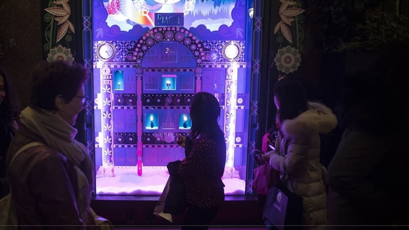 À Paris, les trottoirs sont restés clairsemés samedi devant les vitrines de Noël des grands magasins. 